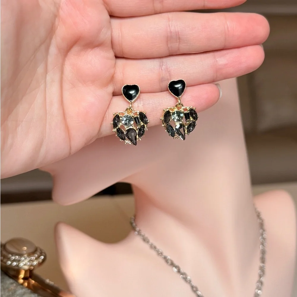 Elegant Black and Gold Heart Earrings